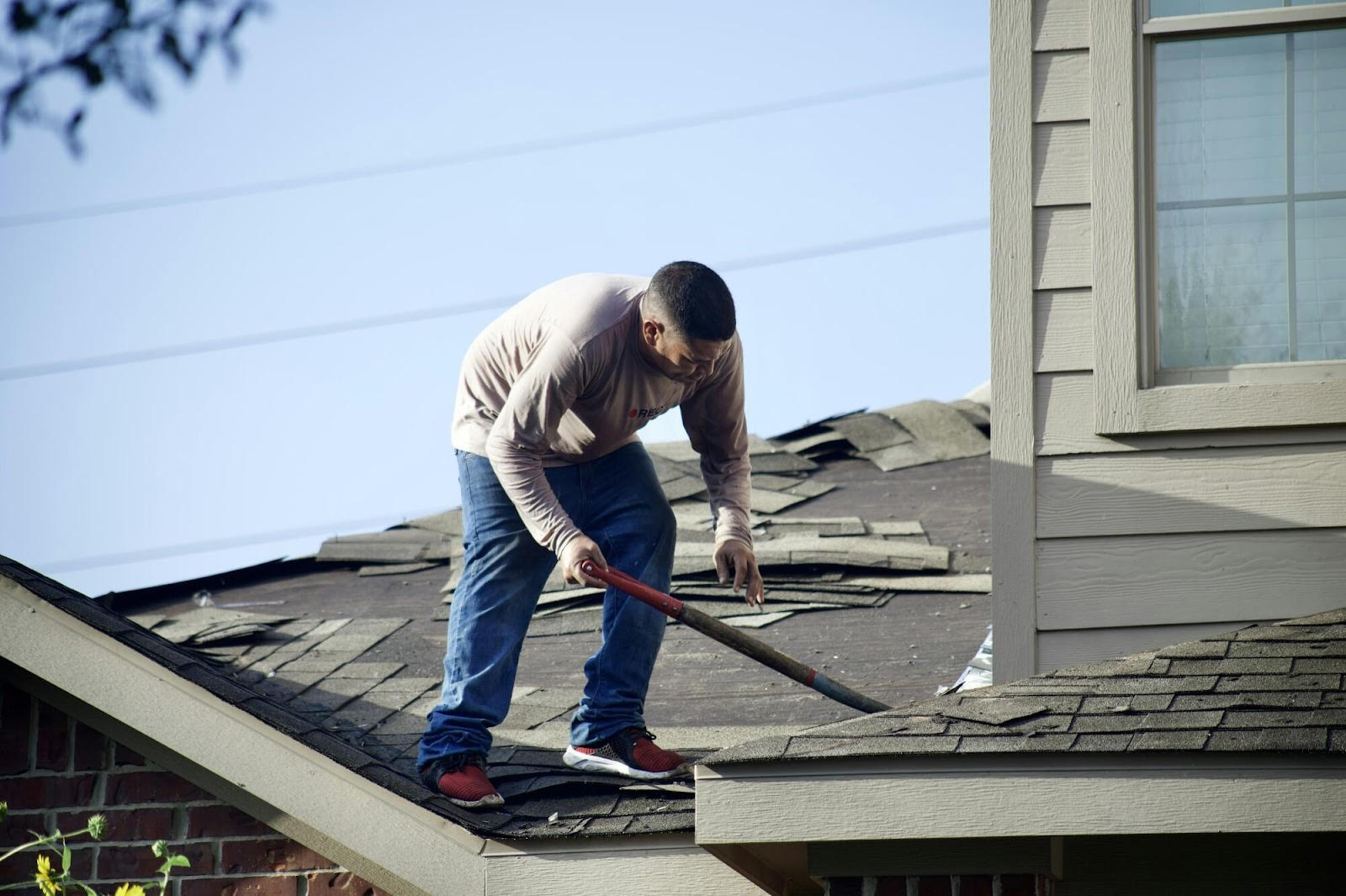 Safe Roof Cleaning Tips for a Cleaner, Stronger Surface